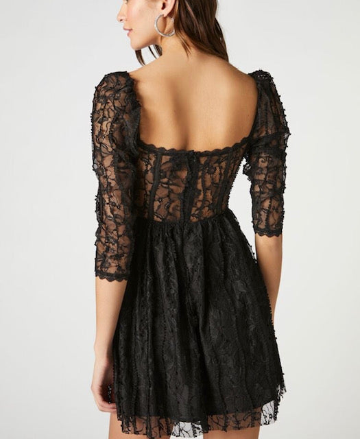 Vestido mini de encaje negro