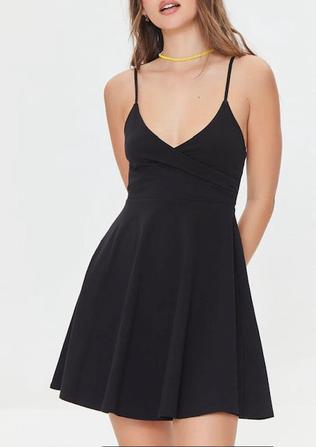 Vestido corto negro de tiras