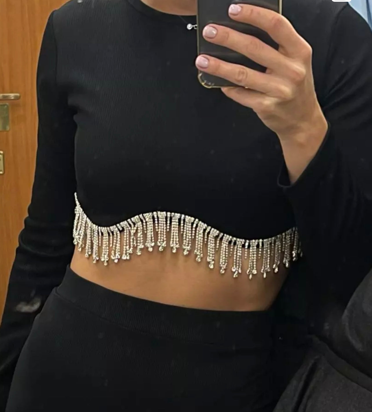 Croptop negro con guindas plateadas